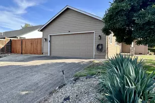 963 Hazelnut Ln, Springfield, OR 97478 - Photo 2