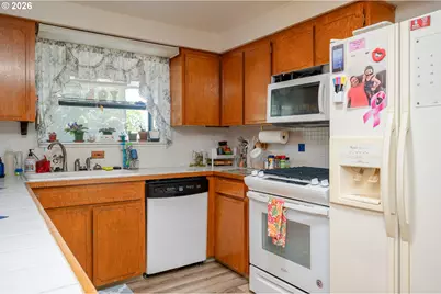 1560 NE Cochran Dr, Gresham, OR 97030 - Photo 10