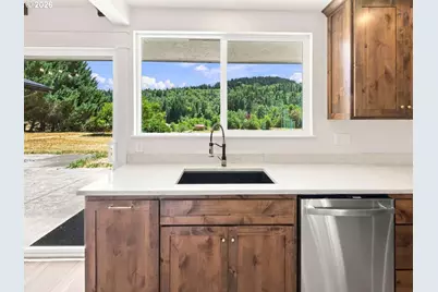 312 Bryant Ln, Roseburg, OR 97471 - Photo 8