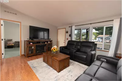 310 Monte Dr, Roseburg, OR 97471 - Photo 4