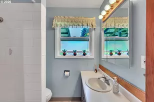 10620 NE Holladay St, Portland, OR 97220 - Photo 12