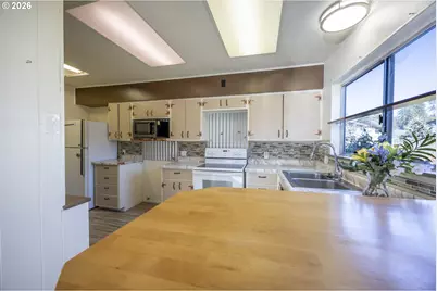 550 N 8th St, Lakeside, OR 97449 - Photo 6