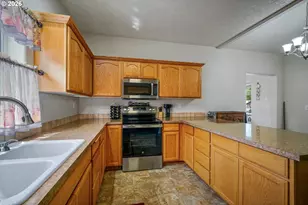 1231 SW 3rd Ave, Mill City, OR 97360 - Photo 16