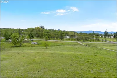 963 Stevens Rd, Eagle Point, OR 97524 - Photo 2