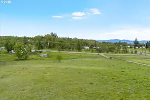 963 Stevens Rd, Eagle Point, OR 97524 - Photo 2