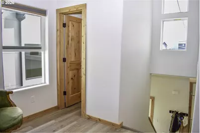 310 E Rapp Rd, Talent, OR 97540 - Photo 8