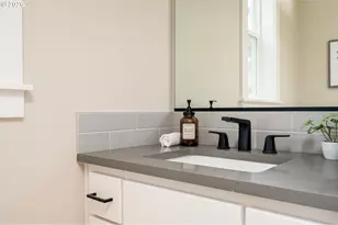 8425 NE Hassalo St, Portland, OR 97220 - Photo 22