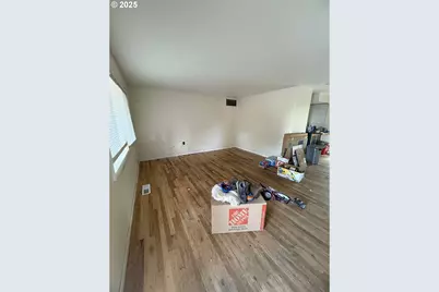 2126 SE 162nd Ave, Portland, OR 97233 - Photo 2