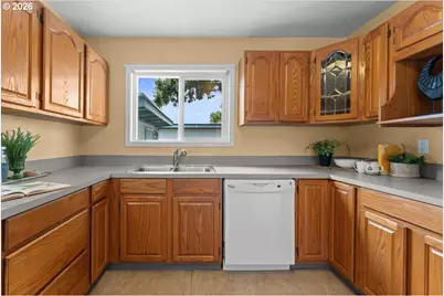 7413 SE Pine St, Portland, OR 97215 - Photo 10