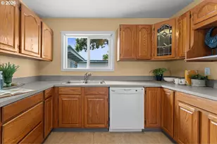 7413 SE Pine St, Portland, OR 97215 - Photo 10
