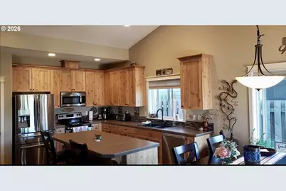 928 E 16th St, Lafayette, OR 97127 - Photo 2