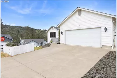 106 Umpqua View Dr, Roseburg, OR 97471 - Photo 4
