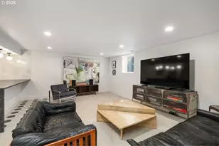 704 NE Hazelfern Pl, Portland, OR 97232 - Photo 34