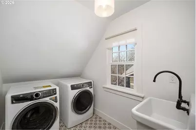 704 NE Hazelfern Pl, Portland, OR 97232 - Photo 30