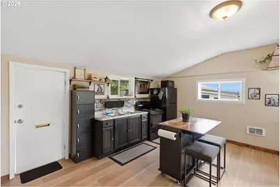 535 State St, North Bend, OR 97459 - Photo 4