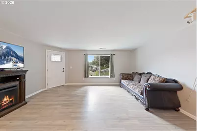 422 E 5th St, Lafayette, OR 97127 - Photo 4