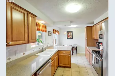 1944 Santiam Dr, Woodburn, OR 97071 - Photo 10