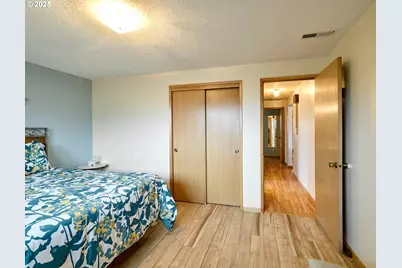 1944 Santiam Dr, Woodburn, OR 97071 - Photo 20