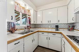 610 Park Ave, Lakeside, OR 97449 - Photo 12