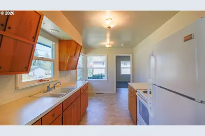 853 W 15th St, Coquille, OR 97423 - Photo 12