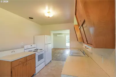 853 W 15th St, Coquille, OR 97423 - Photo 14