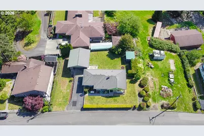 853 W 15th St, Coquille, OR 97423 - Photo 42