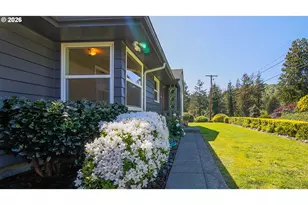 853 W 15th St, Coquille, OR 97423 - Photo 6