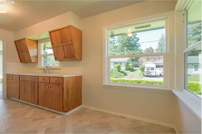 853 W 15th St, Coquille, OR 97423 - Photo 12