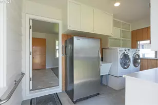 853 W 15th St, Coquille, OR 97423 - Photo 24