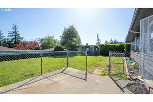 853 W 15th St, Coquille, OR 97423 - Photo 28
