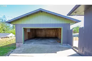 853 W 15th St, Coquille, OR 97423 - Photo 34