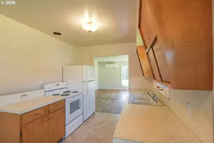 853 W 15th St, Coquille, OR 97423 - Photo 14