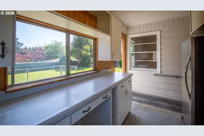 853 W 15th St, Coquille, OR 97423 - Photo 26