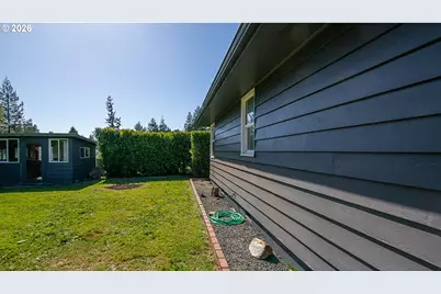853 W 15th St, Coquille, OR 97423 - Photo 34