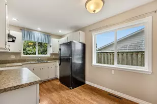 1460 4th St, Astoria, OR 97103 - Photo 2