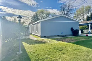 1735 NE 3rd Pl, Hermiston, OR 97838 - Photo 1