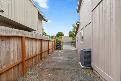 992 S 44th St, Springfield, OR 97478 - Photo 34
