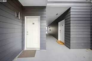 610 S Nevada St, Portland, OR 97219 - Photo 2