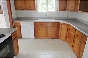 165 Robinson St, Sutherlin, OR 97479 - Photo 6