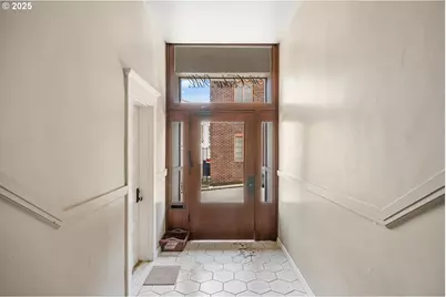 839 SW Green Ave, Portland, OR 97205 - Photo 4