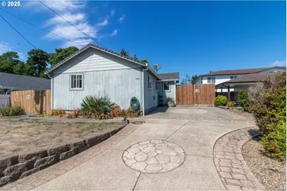 1667 30th St, Florence, OR 97439 - Photo 2