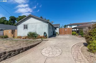 1667 30th St, Florence, OR 97439 - Photo 2