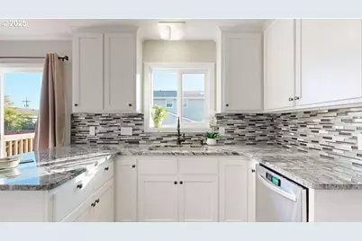 425 Memory Ln, Brookings, OR 97415 - Photo 10