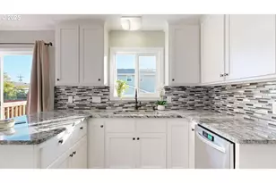 425 Memory Ln, Brookings, OR 97415 - Photo 10