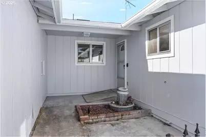 1564 NW Spray Ct, Roseburg, OR 97471 - Photo 2