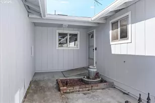 1564 NW Spray Ct, Roseburg, OR 97471 - Photo 2