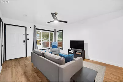 2227 SE 141st Ave, Portland, OR 97233 - Photo 4