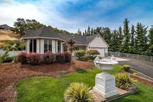 204 Rainbow Ridge Ave, Roseburg, OR 97471 - Photo 2