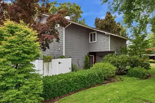 634 N Hayden Bay Dr, Portland, OR 97217 - Photo 2