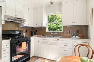 2825 SE Hawthorne Blvd, Portland, OR 97214 - Photo 14